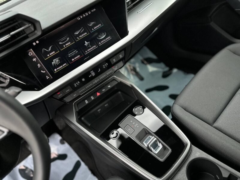 AUDI A3 10/2023 1.0 BENZINE/HYBRIDE AUTOMAAT