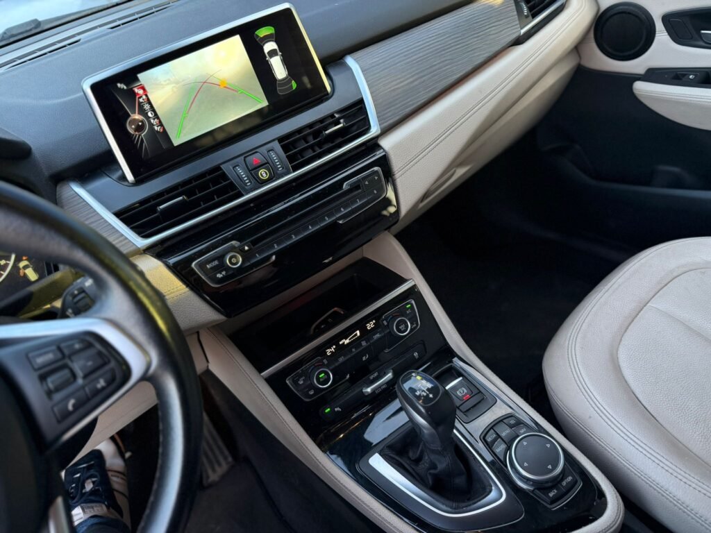 Bmw 218I Benzien 7ZTP Full option